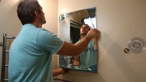 Установка зеркала в ванной в Уссурийске