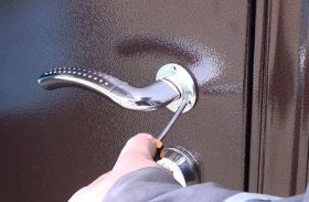 Замена дверной ручки металлической двери в Уссурийске