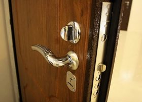 Замена входной двери в квартире в Уссурийске