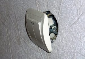 Замена выключателя света в квартире в Уссурийске