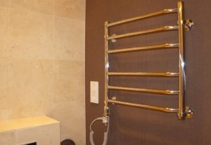 Установка электрического полотенцесушителя в ванной в Уссурийске